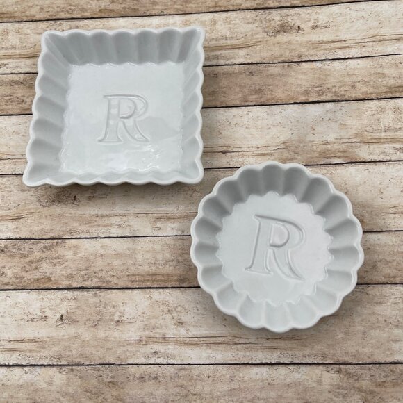 Rosanna Trinket Tray Dish Set of 2 White Monogrammed Letter "R" Scalloped Edge - Picture 1 of 8
